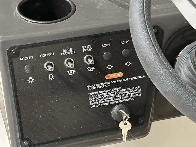 Slide: The Image of Bayliner VR5 Bowrider 2024 - 16