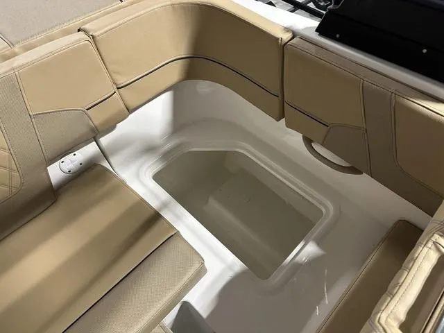 Slide: The Image of Bayliner VR5 Bowrider 2024 - 18