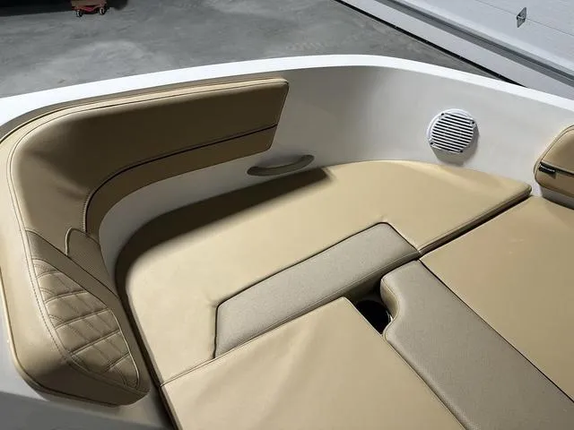 Slide: The Image of Bayliner VR5 Bowrider 2024 - 19