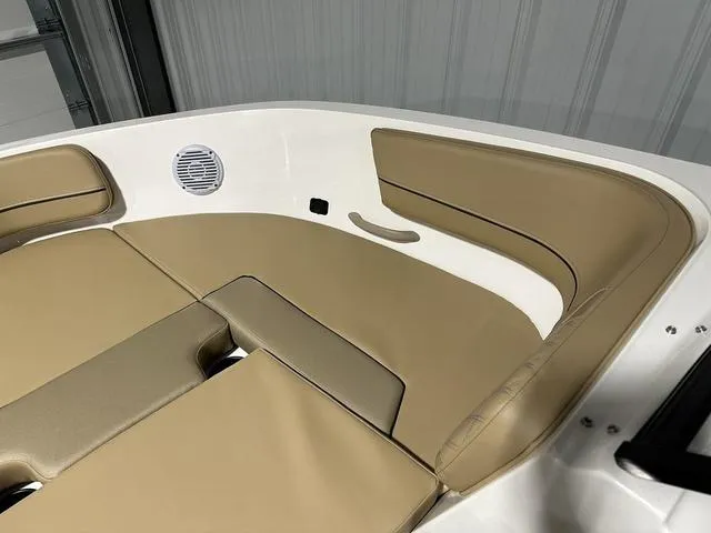 Slide: The Image of Bayliner VR5 Bowrider 2024 - 20