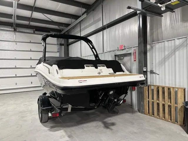 Slide: The Image of Bayliner VR5 Bowrider 2024 - 4