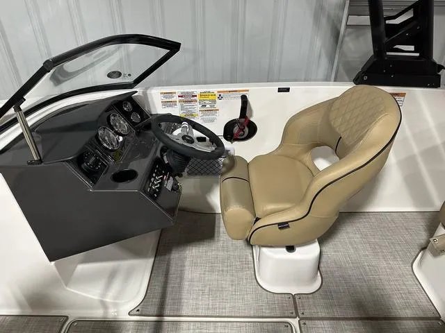 Slide: The Image of Bayliner VR5 Bowrider 2024 - 6