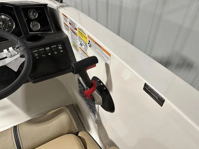 Slide: The Image of Bayliner VR5 Bowrider 2024 - 7