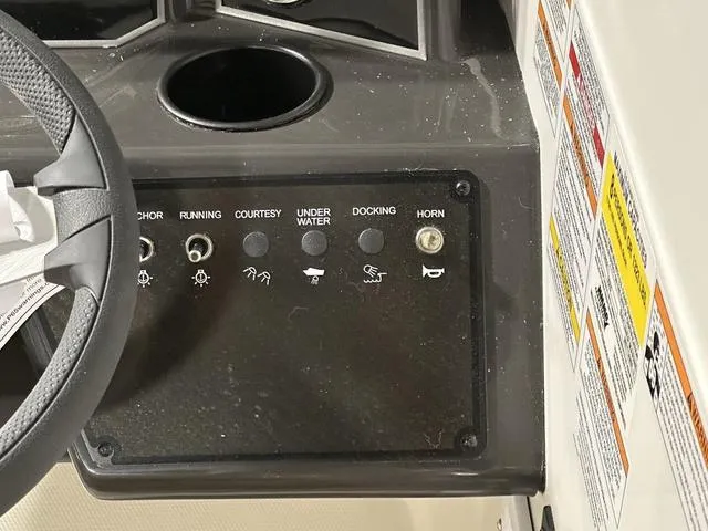 Slide: The Image of Bayliner VR5 Bowrider 2024 - 8