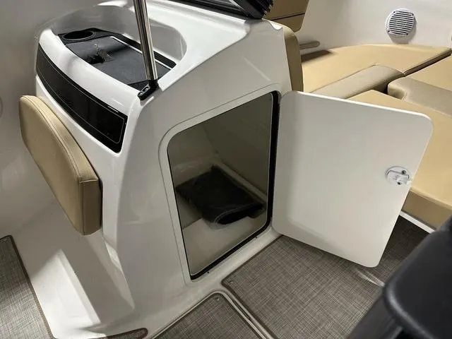 Slide: The Image of Bayliner VR5 Bowrider 2024 - 9