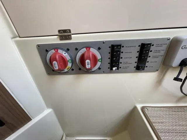 Slide: The Image of Chris-Craft 30 Catalina 2024 - 32