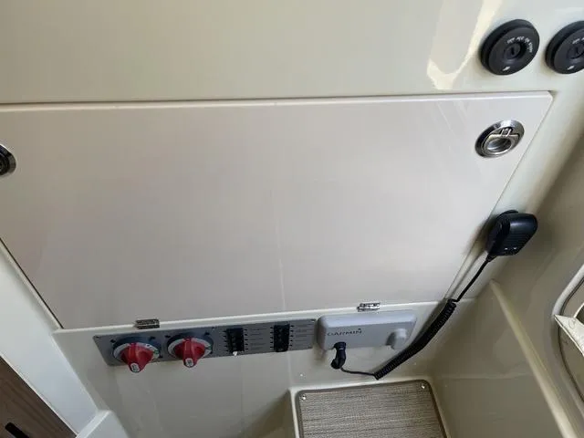 Slide: The Image of Chris-Craft 30 Catalina 2024 - 34