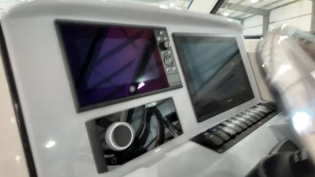 Slide: The Image of Stingray 269DC 2024 - 23