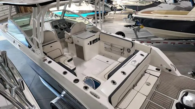 Slide: The Image of Stingray 269DC 2024 - 3