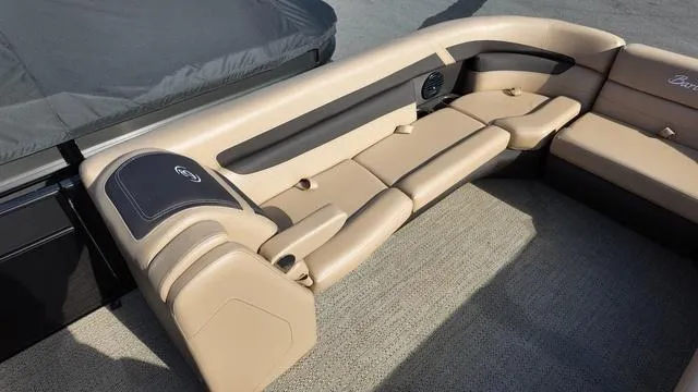 Slide: The Image of Barletta Cabrio C24Q 2024 - 10