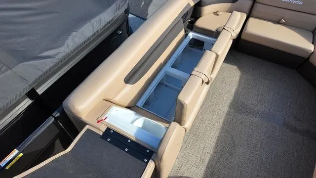 Slide: The Image of Barletta Cabrio C24Q 2024 - 11