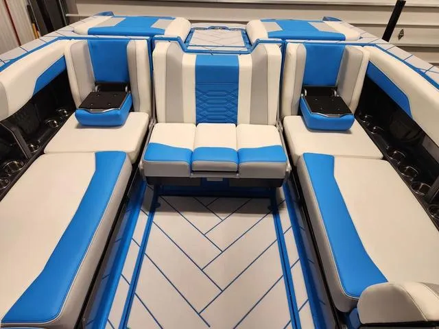 Slide: The Image of Malibu 26 LSV 2023 - 56