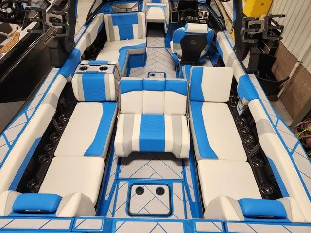 Slide: The Image of Malibu 26 LSV 2023 - 60