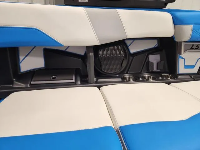 Slide: The Image of Malibu 26 LSV 2023 - 62