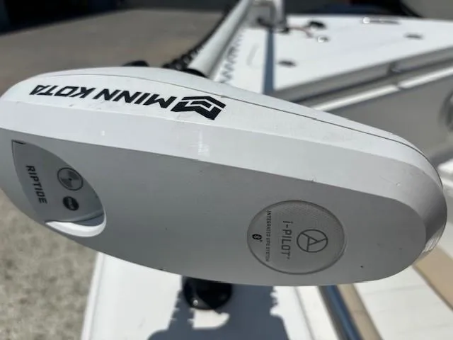 Slide: The Image of Minn Kota i-Pilot trolling motor on a 2017 Sea Pro 219 Center Console boat. - 18