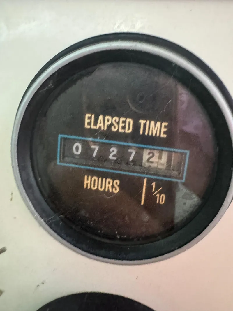 Slide: The Image of Hour meter showing 727.2 hours on a 1986 Carver 36 Mariner boat. - 26