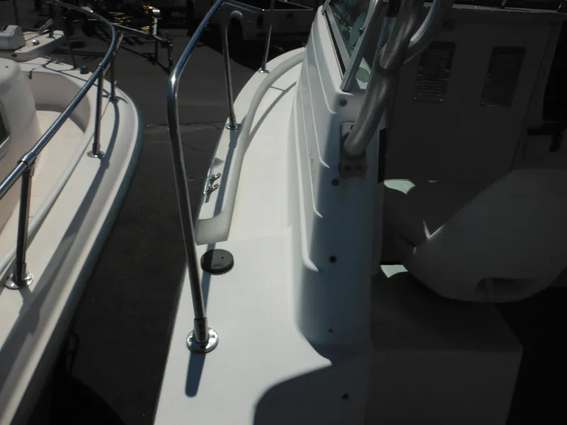 Slide: The Image of 2000 Seaswirl 2300 Walk Around boat deck and railing. - 16