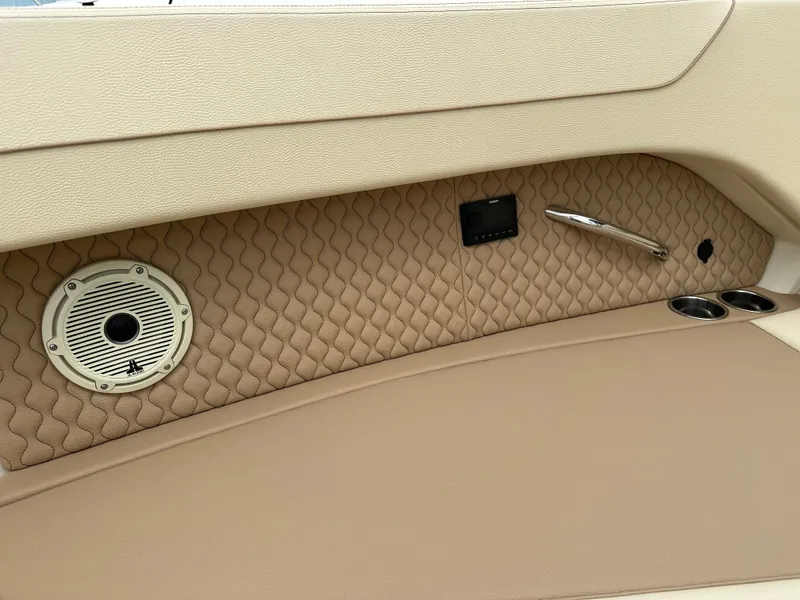 Slide: The Image of Chris-Craft Calypso 32 2025 - 104