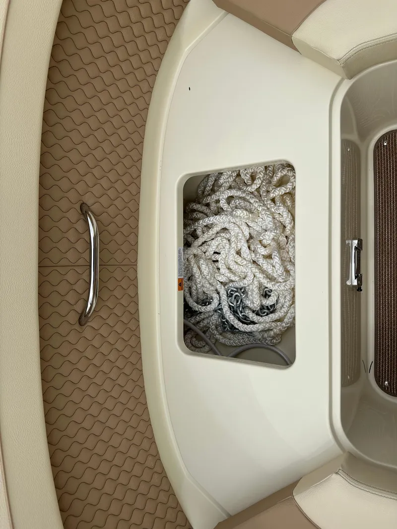 Slide: The Image of Chris-Craft Calypso 32 2025 - 106