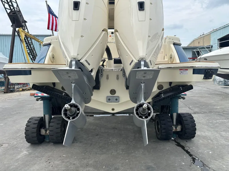 Slide: The Image of Chris-Craft Calypso 32 2025 - 24