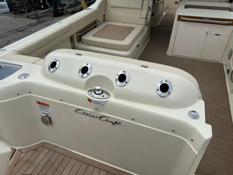 Slide: The Image of Chris-Craft Calypso 32 2025 - 31