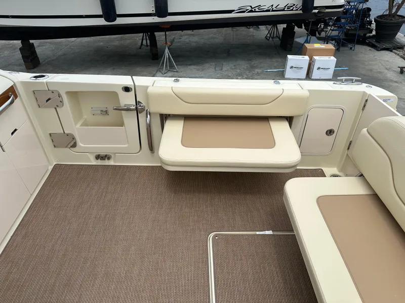 Slide: The Image of Chris-Craft Calypso 32 2025 - 45