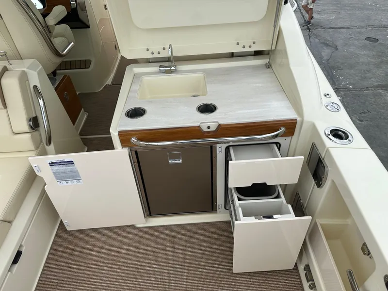 Slide: The Image of Chris-Craft Calypso 32 2025 - 53