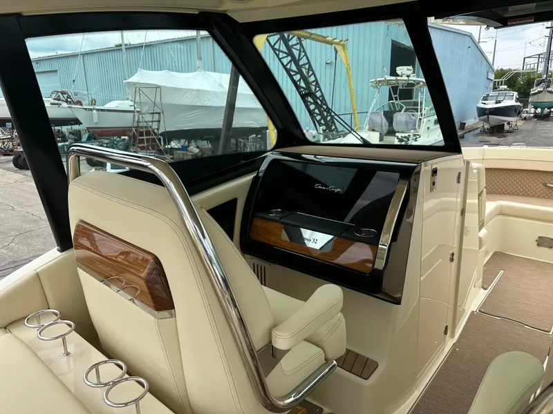 Slide: The Image of Chris-Craft Calypso 32 2025 - 59