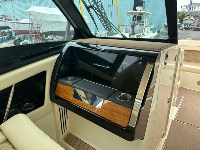 Slide: The Image of Chris-Craft Calypso 32 2025 - 60