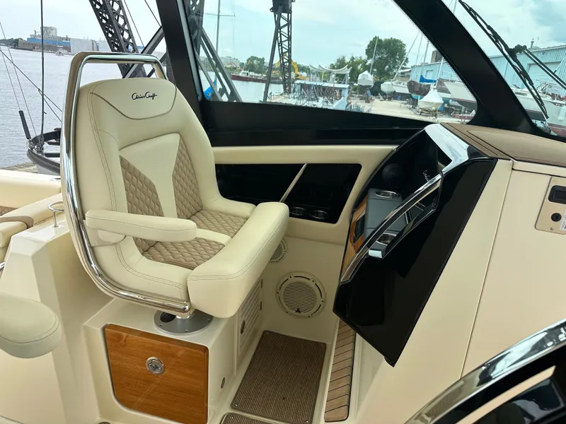 Slide: The Image of Chris-Craft Calypso 32 2025 - 61