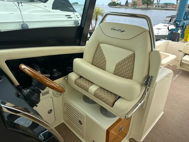 Slide: The Image of Chris-Craft Calypso 32 2025 - 66