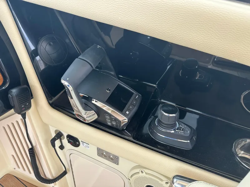 Slide: The Image of Chris-Craft Calypso 32 2025 - 67