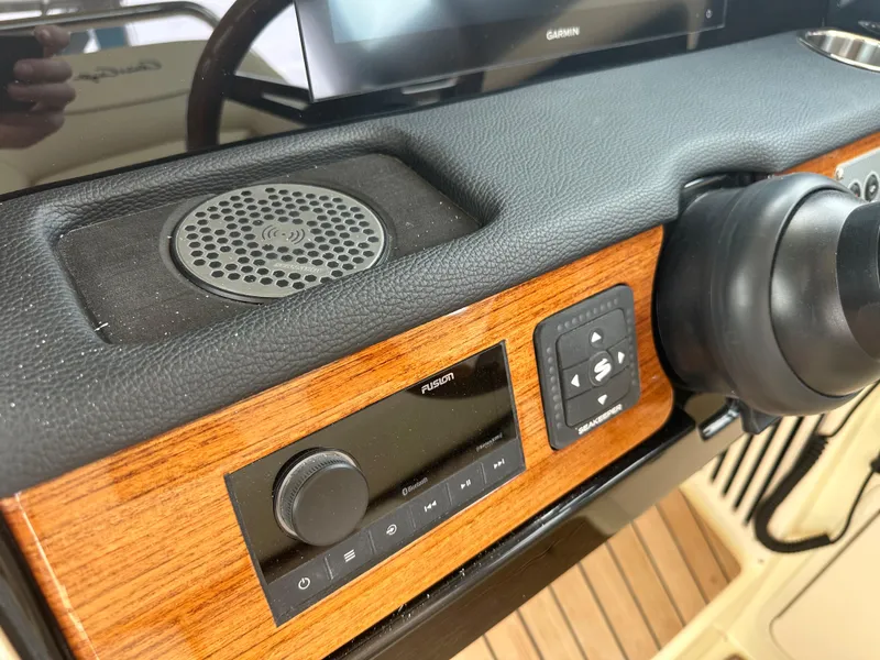 Slide: The Image of Chris-Craft Calypso 32 2025 - 69