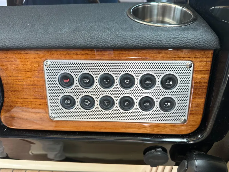 Slide: The Image of Chris-Craft Calypso 32 2025 - 71