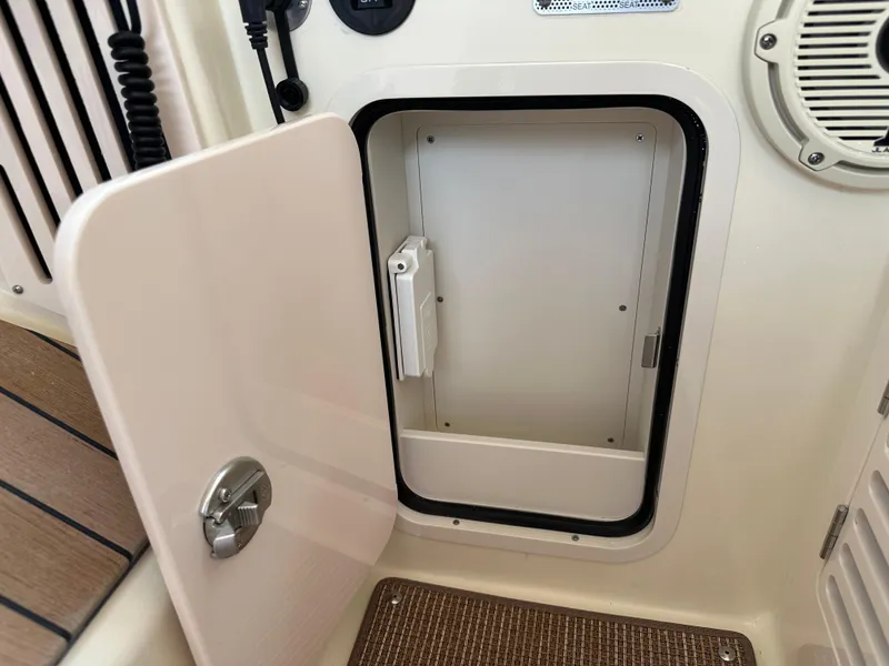 Slide: The Image of Chris-Craft Calypso 32 2025 - 73