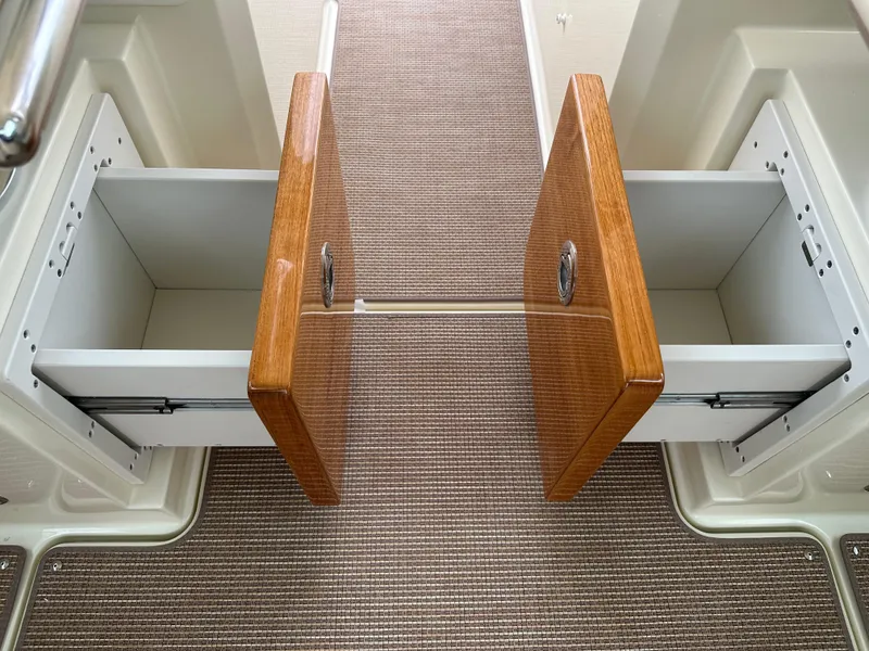 Slide: The Image of Chris-Craft Calypso 32 2025 - 76