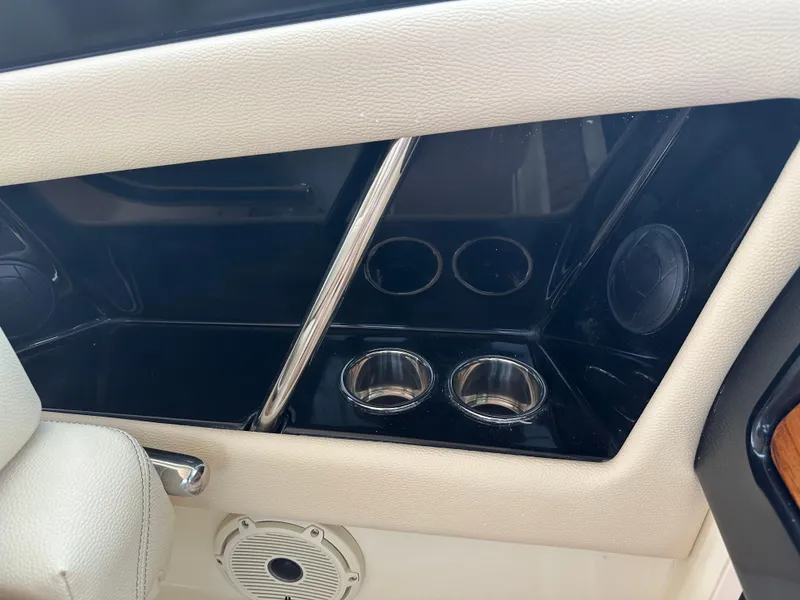 Slide: The Image of Chris-Craft Calypso 32 2025 - 77