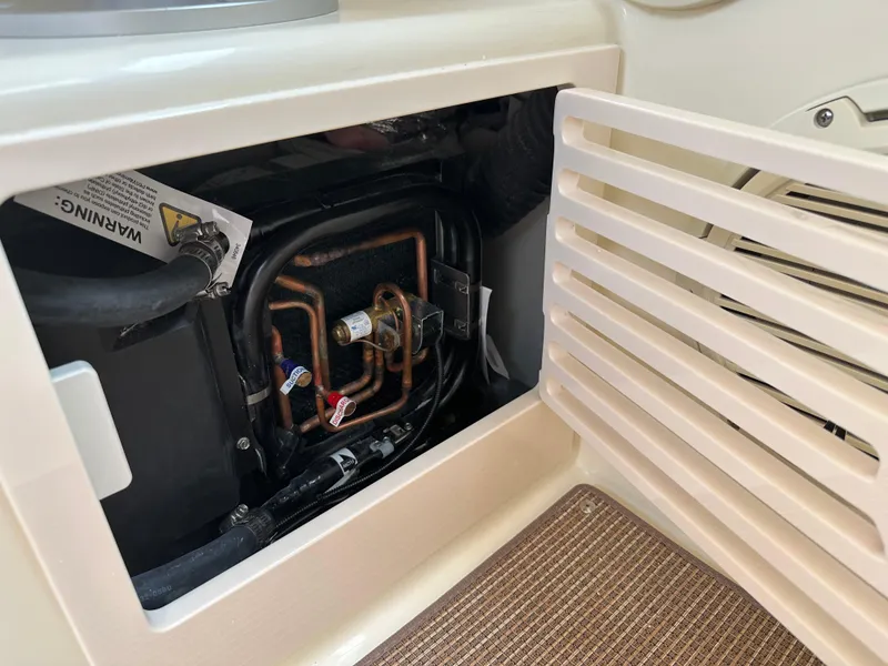 Slide: The Image of Chris-Craft Calypso 32 2025 - 78