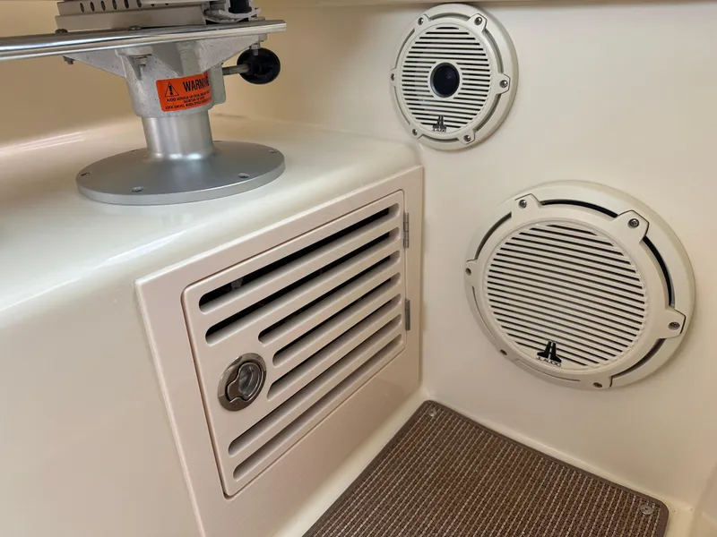 Slide: The Image of Chris-Craft Calypso 32 2025 - 79