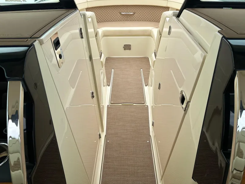 Slide: The Image of Chris-Craft Calypso 32 2025 - 82