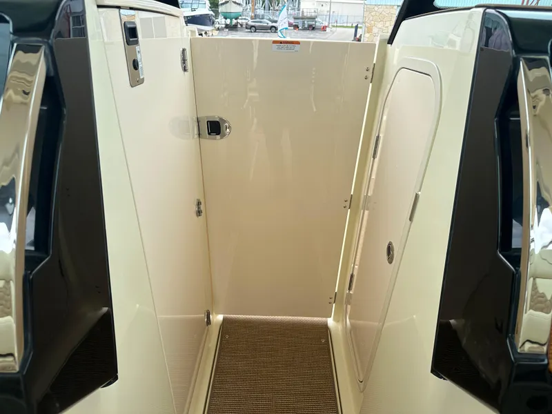 Slide: The Image of Chris-Craft Calypso 32 2025 - 84