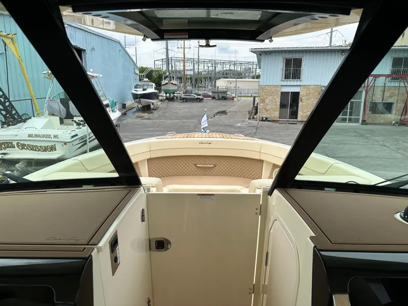 Slide: The Image of Chris-Craft Calypso 32 2025 - 85