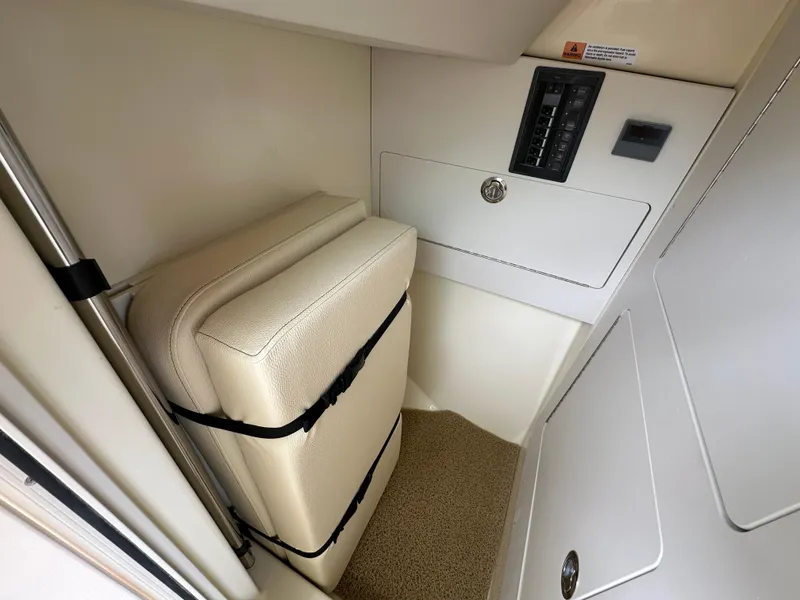 Slide: The Image of Chris-Craft Calypso 32 2025 - 88