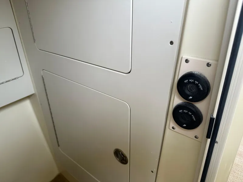 Slide: The Image of Chris-Craft Calypso 32 2025 - 90