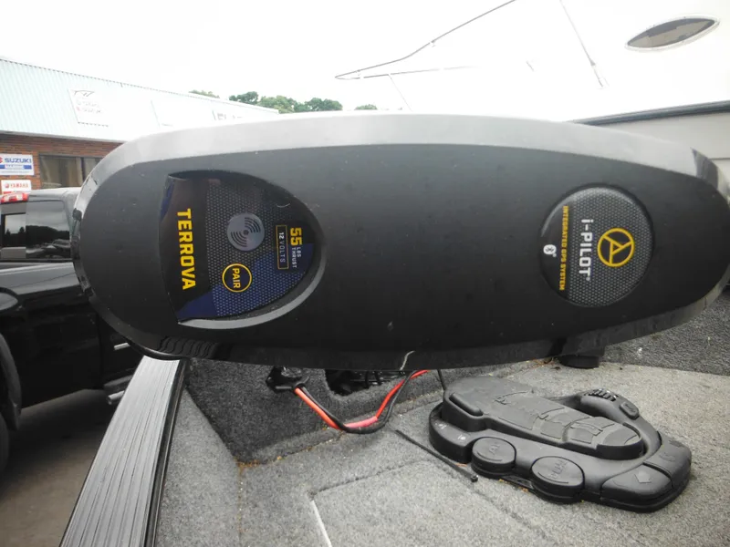 Slide: The Image of 2018 Lund 1625 Fury XL SS with Minn Kota Terrova i-Pilot trolling motor. - 40