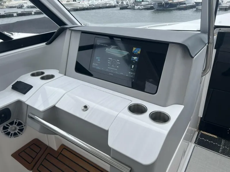 Slide: The Image of Regal LX36 2023 - 16