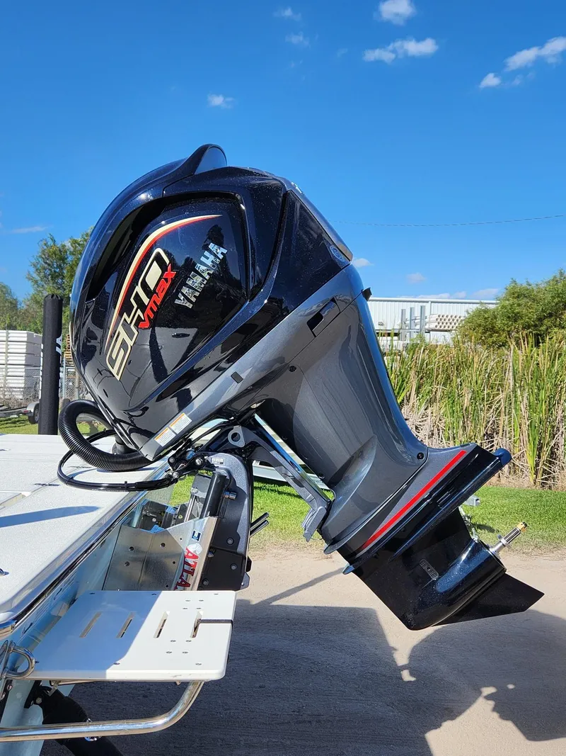 Slide: The Image of 2024 Hewes 21 REDFISHER with Yamaha SHO VMAX outboard motor. - 4