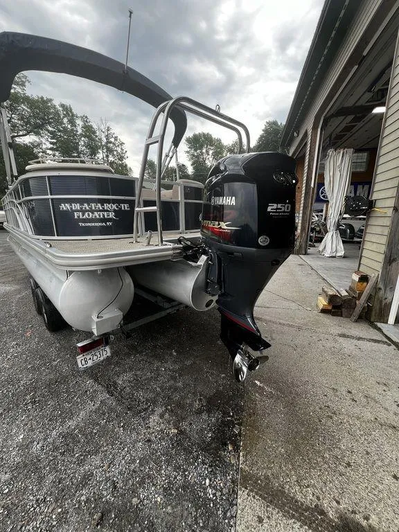 Slide: The Image of 2019 Bennington 25 SPDXP pontoon boat with Yamaha 250 outboard motor. - 17