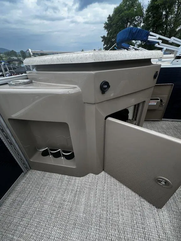Slide: The Image of 2019 Bennington 25 SPDXP boat interior with storage compartment and cup holders. - 4