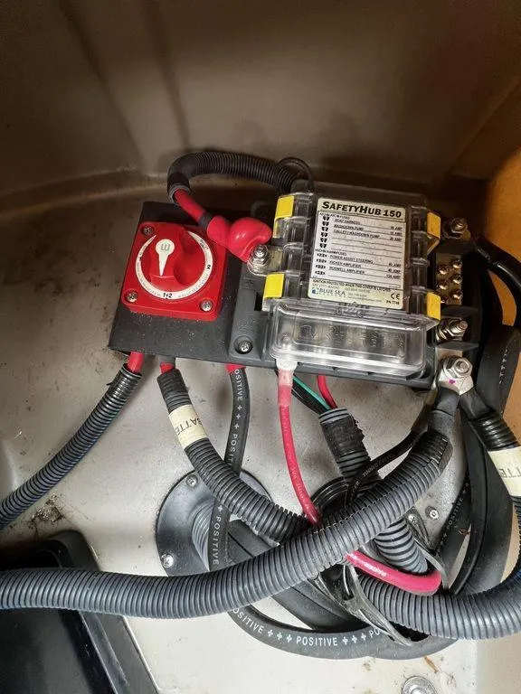 Slide: The Image of Battery switch and fuse box in a 2019 Bennington 25 SPDXP boat. - 8